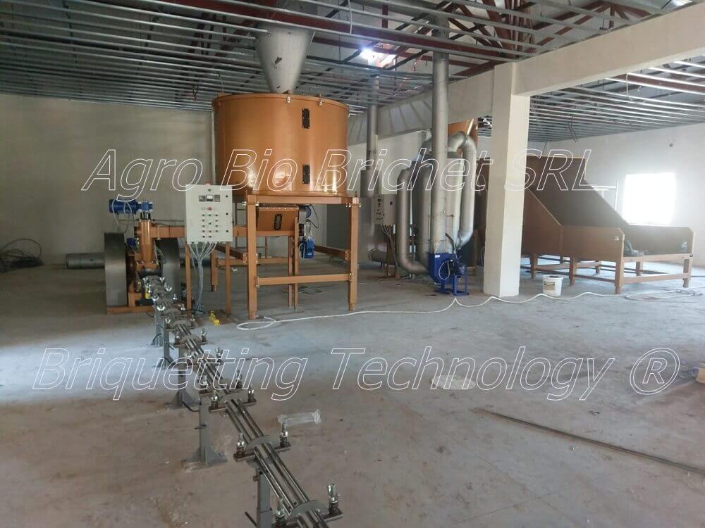 Briquetting machine for briquettes in Rasova