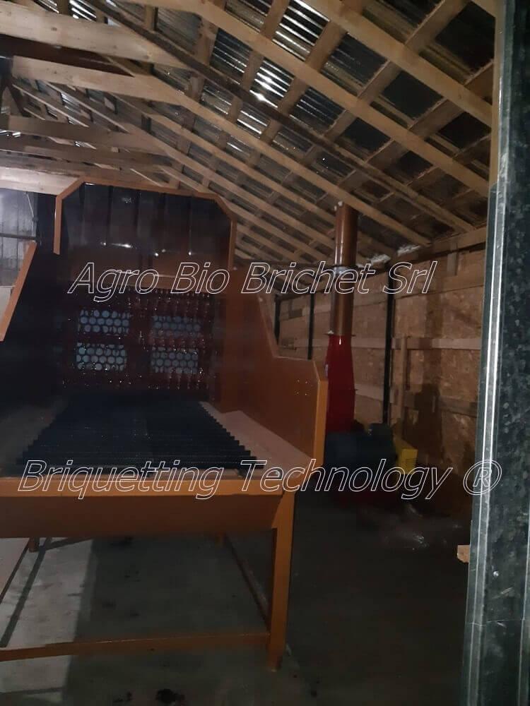 Briquettes from straw and vegetable waste in Perii Brosteni