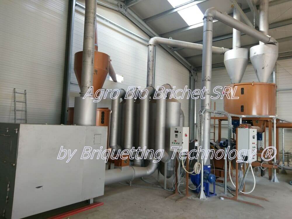 Briquetting straw in Corbu