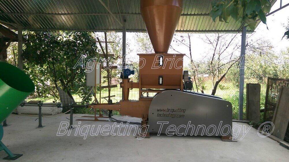 Straw briquette machine in Sasa, Gorj