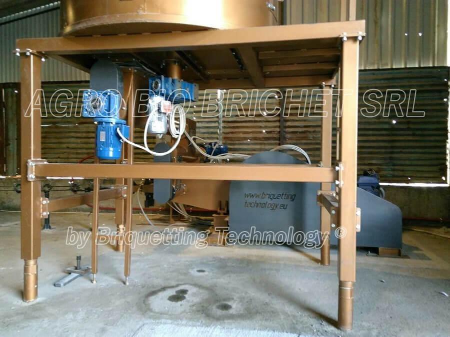 Továrna na brikety ze slámy