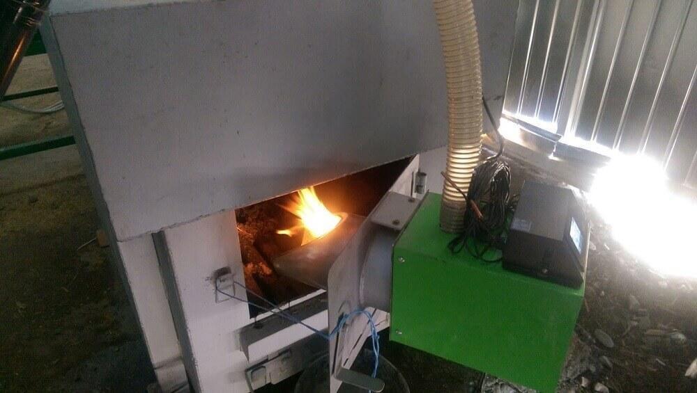 Aerodynamic dryer equipped with an automated burner